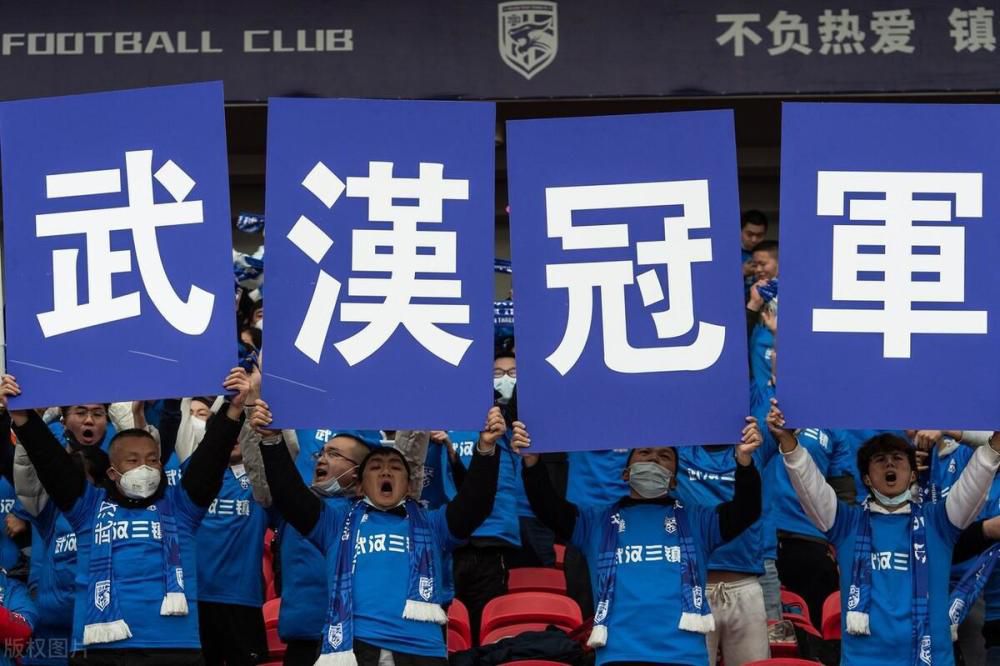 在这些人中，有一个尤其疯狂的家伙竟哀求努米再次扮演成吸血鬼——和他一同去参加万圣节晚会。
